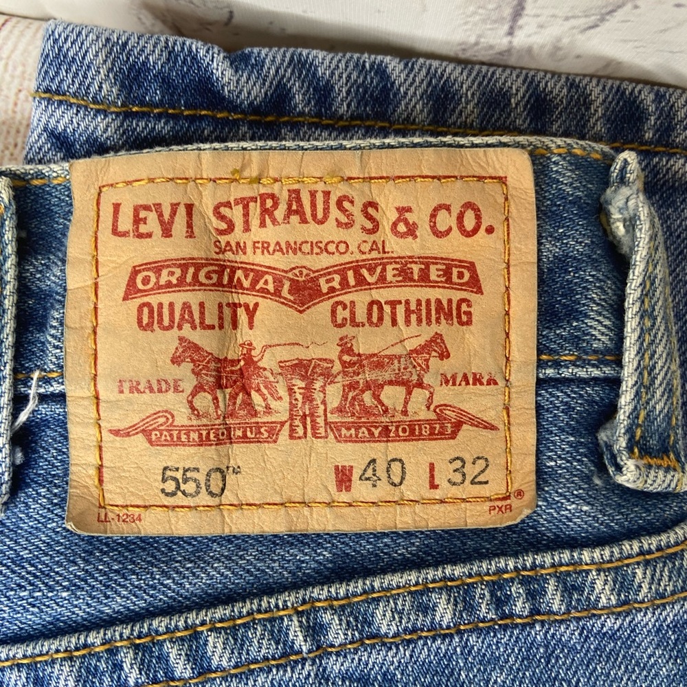 90’s Levi’s 550 relaxed fit acid wash 40x32